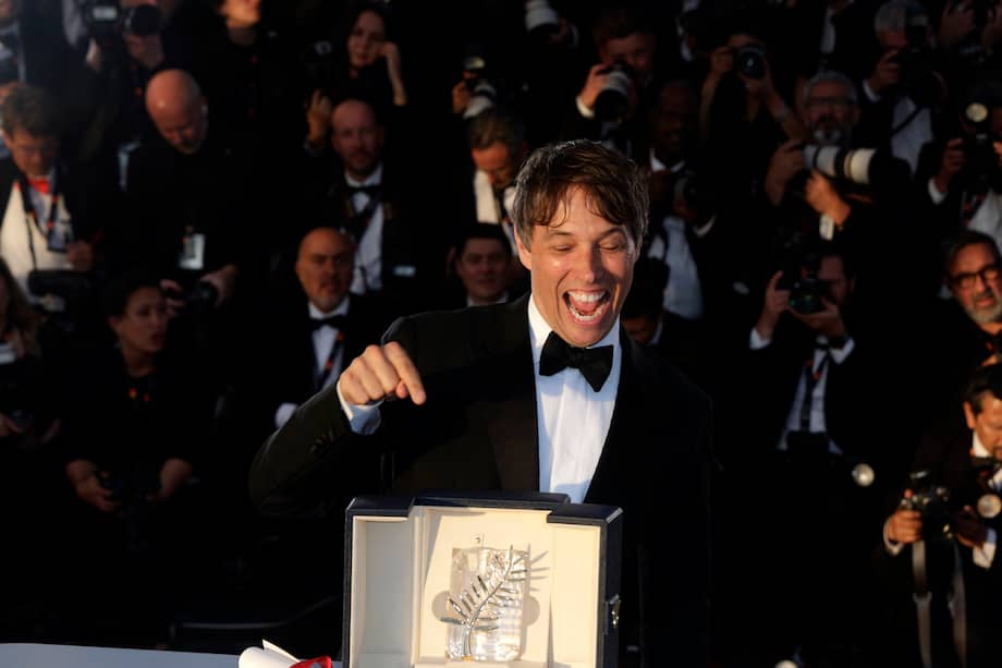 Sean Baker posa con la Palma de Oro después de la ceremonia de clausura y entrega de premios del 77º Festival de Cine de Cannes, en Cannes, Francia, el 25 de mayo de 2024. (Cine, Francia) EFE/EPA/GUILLAUME HORCAJUELO
