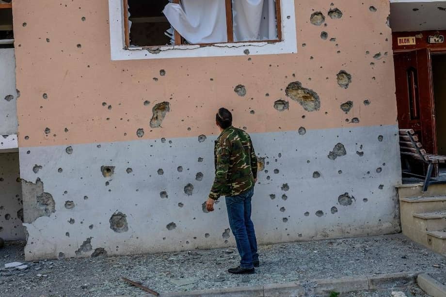 Movsumov Qowkar, de 32 años, revisa la casa de su vecino dañada por los bombardeos durante los combates en la región separatista de Nagorno Karabaj en el 2020.