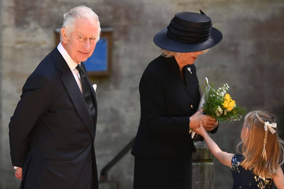 El rey Carlos III y la reina consorte, Camila Parker, en el palacio de Westminster en Londres. El 6 de mayo serán coronados como los nuevos monarcas. 