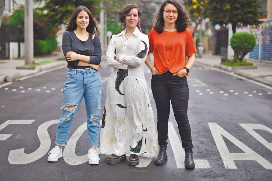 De izq a der. Valerie Cifuentes, Angélica Benavides y Camila González, Economía para la pipol
