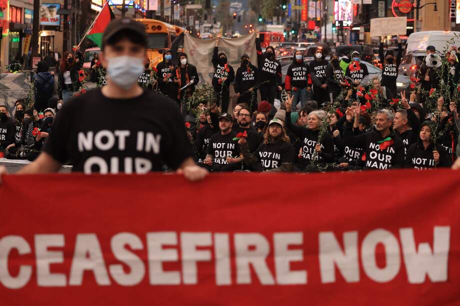 Activistas judíos que pedían un alto el fuego en la Franja de Gaza cerraron la intersección de Hollywood y Highland, en los Ángeles, California, Estados Unidos, el 15 de noviembre de 2023.