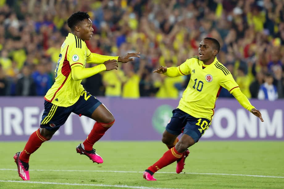 Jorge Cabezas (izq.) celebra uno de los goles de Colombia de este viernes. 