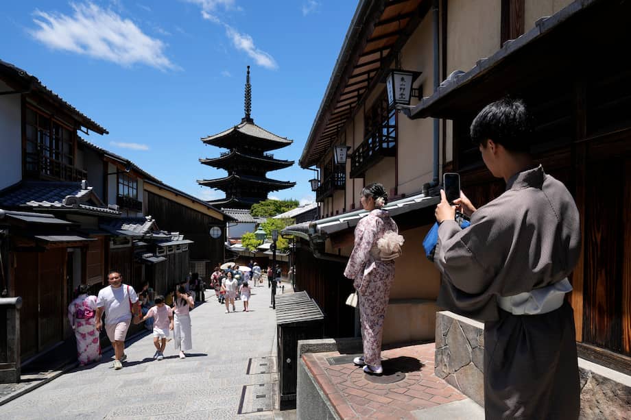La prohibición llega tras medidas menos restrictivas también en forma de cartel que pedían a los turistas "comportamientos apropiados", pero que resultaron inefectivas ante los 'paparazzi de geishas'.
