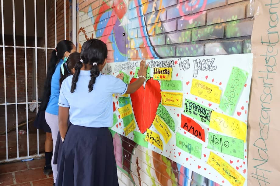 Los estudiantes realizaron actividades, exposiciones y muestras culturales para conectarse con las víctimas y sus seres queridos.