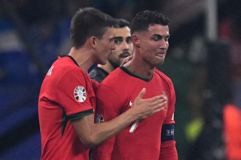 Cristiano Ronaldo es consolado por sus compañeros tras fallar un penalti en el tiempo extra durante el partido entre Portugal y Eslovenia por los octavos de final de la Eurocopa 2024.