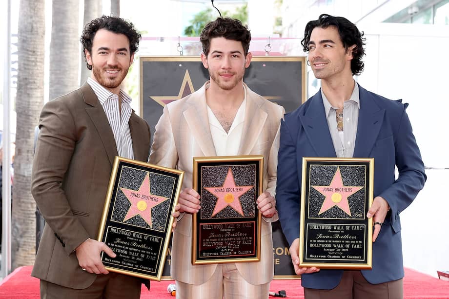 Kevin, Nick y Joe Jonas recibieron su estrella en el Paseo de la Fama de Hollywood este lunes.