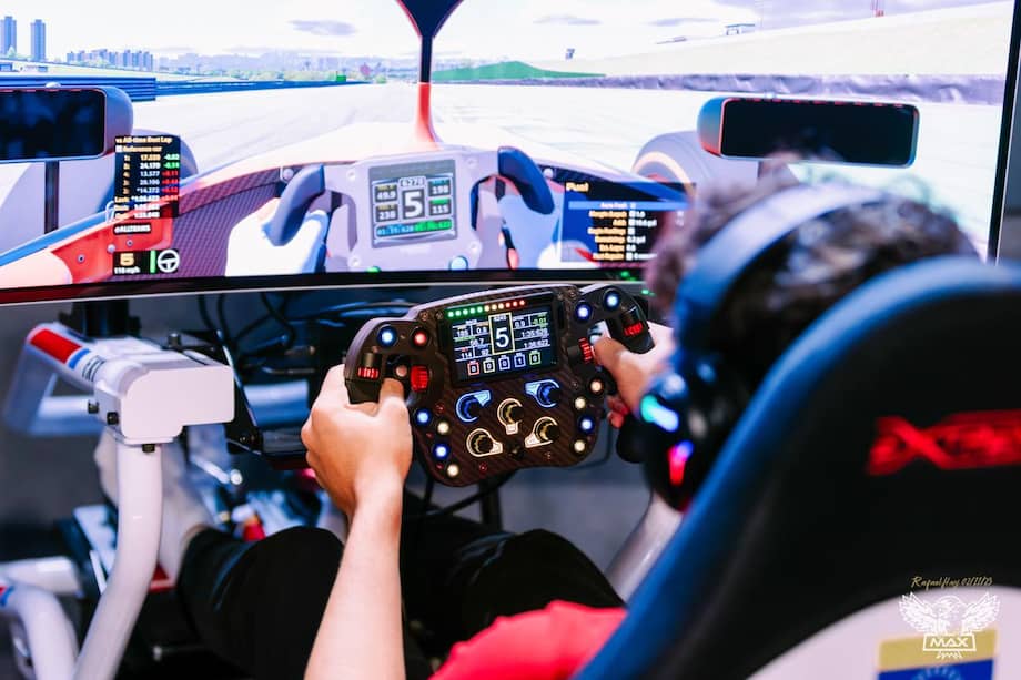 Dentro de los deportes a motor, sean virtuales o convencionales, se incluye el campeonato de la IndyCar, Nascar y la Fórmula 1.