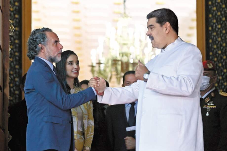 Armando Benedetti se presentó como embajador de Colombia ante el gobierno de Venezuela. Aquí con el presidente Nicolas Maduro en el Palacio de Miraflores. 