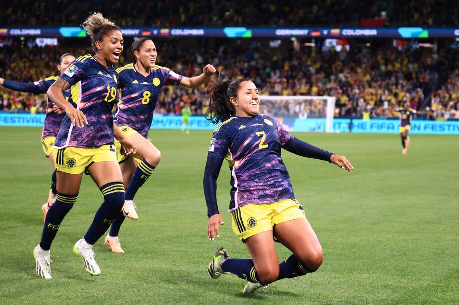 Manuela Vanegas (derecha) celebra tras marcar el 2-1 definitivo con el que la selección de Colombia venció a la de Alemania en el Mundial Femenino 2023.