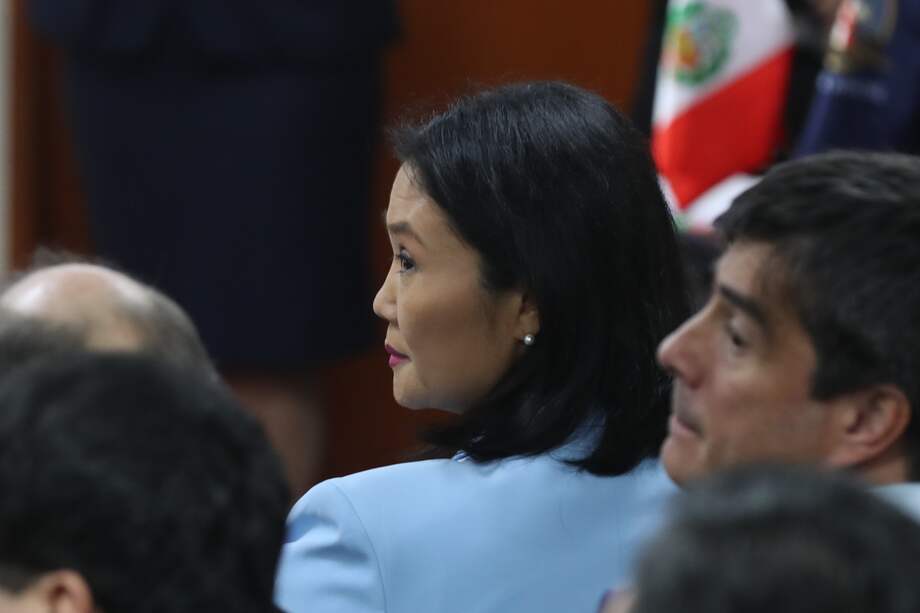 La excandidata presidencial peruana Keiko Fujimori asiste a la primera audiencia del juicio en su contra este lunes, a la Corte Superior de Justicia en Lima (Perú). 