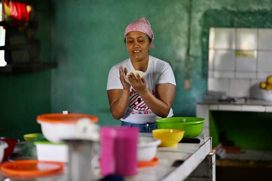 Corina Hernández trabaja en la cocina preparando empanadas en su restaurante en el pueblo de Corozopando, estado de Guárico, Venezuela, el 30 de mayo de 2024.