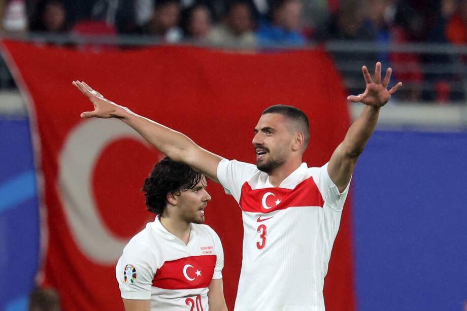 Merih Demiral de Turquía (der.) celebra tras marcar el gol 0-2 durante el partido de fútbol de octavos de final de la UEFA EURO 2024 entre Austria y Turquía, en Leipzig, Alemania, el 2 de julio de 2024.