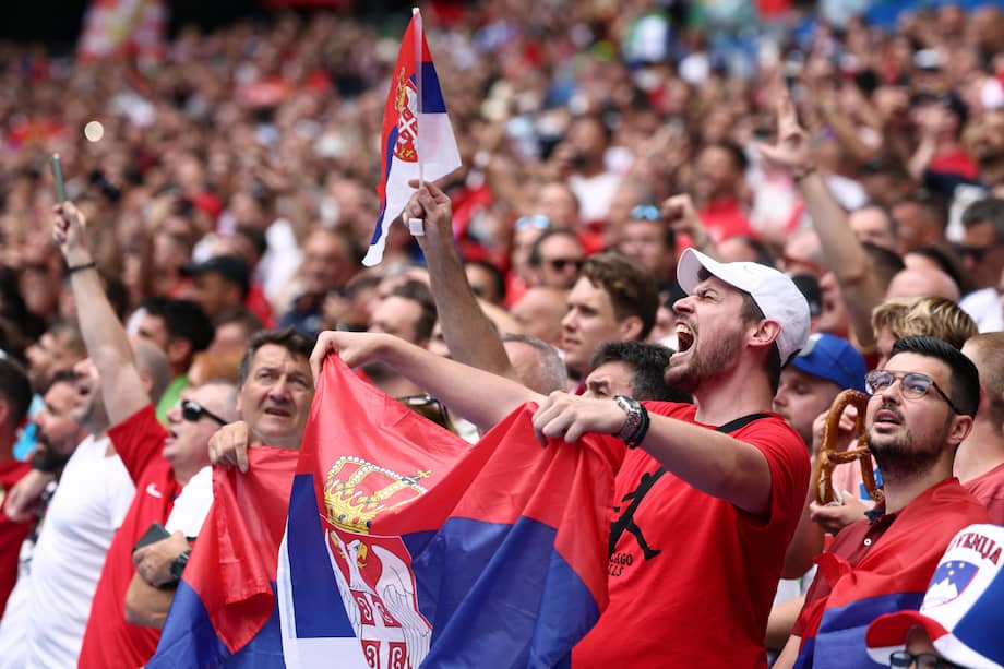 Los seguidores de Serbia aplauden antes del partido de fútbol del Grupo C de la UEFA EURO 2024 entre Eslovenia y Serbia, en Munich, Alemania, el 20 de junio de 2024.
