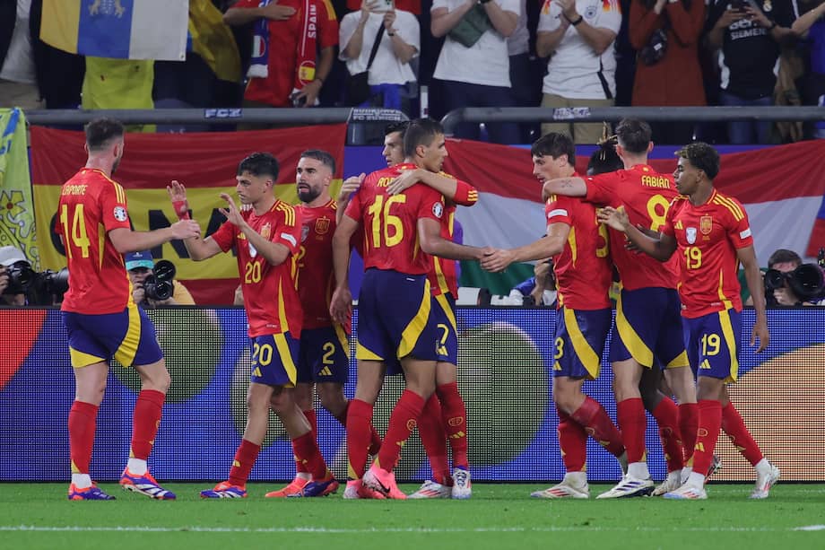 Los jugadores de España celebran el gol 1-0 durante el partido de fútbol del grupo B de la UEFA EURO 2024 entre España e Italia, en Gelsenkirchen, Alemania, el 20 de junio de 2024.