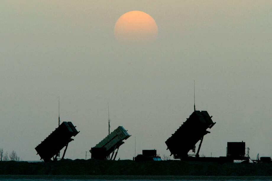 En esta foto de archivo tomada el 5 de abril de 2003, las baterías de misiles Patriot de EE. UU. en una base aérea de la coalición avanzada en el desierto del sur de Irak.