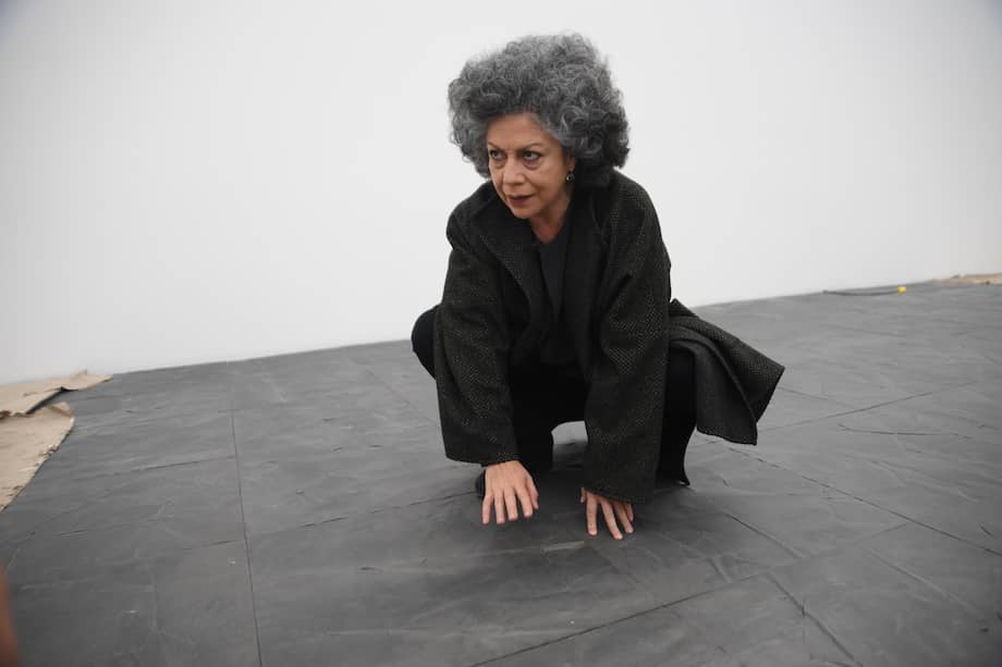 Doris Salcedo ganó el Premio de la Bienal de Sharjah 2023, con su obra “Desarraigados”.
