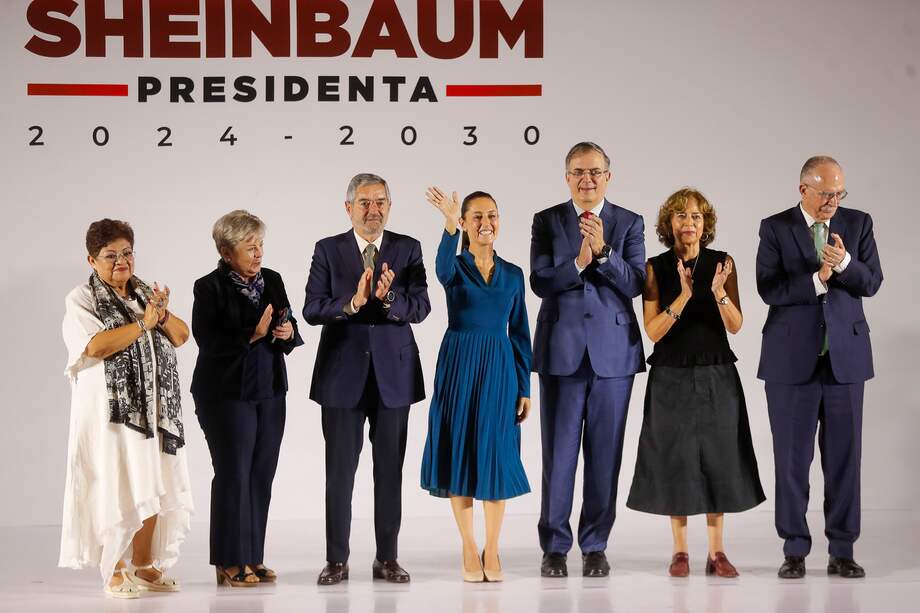 La presidenta electa de México, Claudia Sheinbaum (4i), posa junto a una parte de lo que será su próximo gabinete de Gobierno.