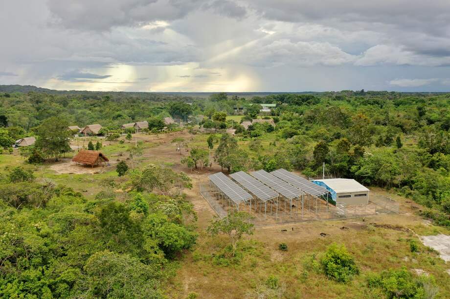 Vista aérea de una de las plantas de generación de energía en Venado, una de las comunidades energéticas financiada con recursos públicos en Guainía.