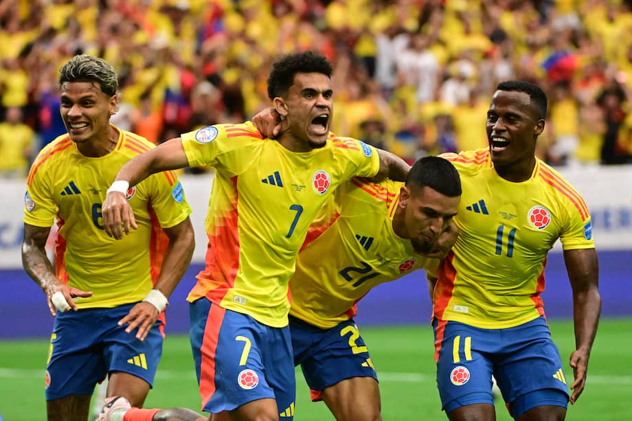 Daniel Muñoz de Colombia celebra con su compañero Luis Díaz luego de anotar el primer gol del equipo durante el partido del Grupo D de la CONMEBOL Copa América 2024 entre Colombia y Paraguay en el Estadio NRG el 24 de junio de 2024 en Houston, Texas. 