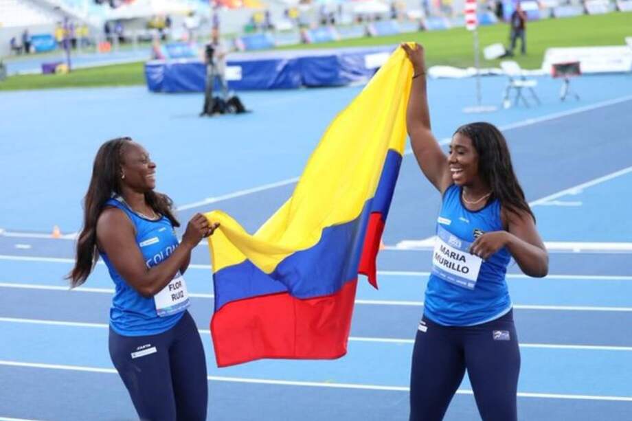 Flor Ruiz (izq.) celebra junto a María Lucelly Murillo (der.) en los recientes Juegos Centroamericanos de San Salvador.