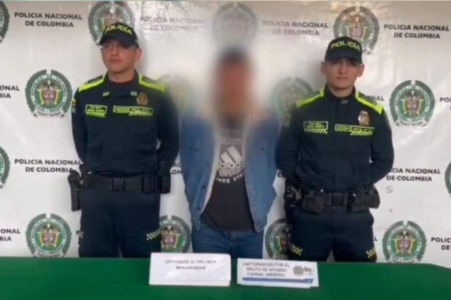 Este sujeto fue capturado en la localidad de San Cristóbal tras golpear y herir con arma blanca a su pareja sentimental. La mujer, además, lo denunció por violencia sexual.
