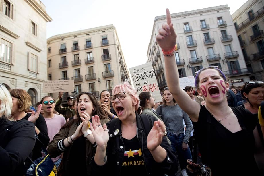 Miles de personas llegaron a la plaza de Sant Jaume de Barcelona en marzo de 2018 en protesta por la sentencia de la Audiencia de Navarra a La Manada, que ha condenado a los cinco hombres a 9 años de cárcel por un delito de abuso sexual y no de violación, y han gritado cánticos como: "No es un abuso, es violación". 
