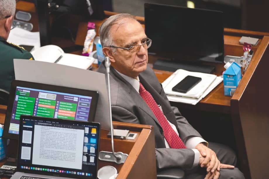 El ministro de Defensa, Iván Velásquez, se enfrentó a su tercera moción de censura en el Congreso, en esta ocasión en la Cámara de Representantes.