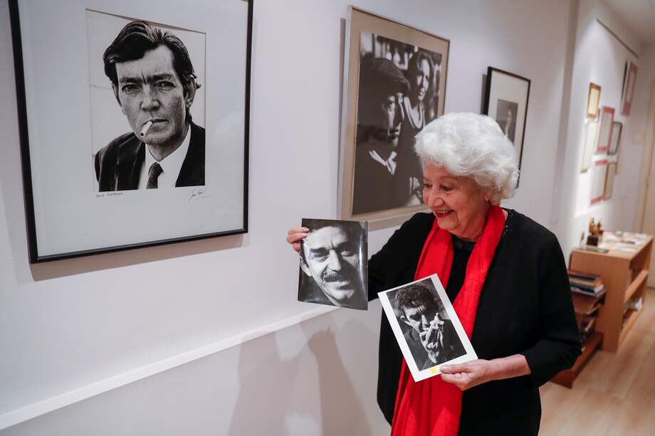 Sara Facio mostrando retratos del escritor colombiano Gabriel García Márquez y junto a uno del argentino Julio Cortazar en Buenos Aires, Argentina.
