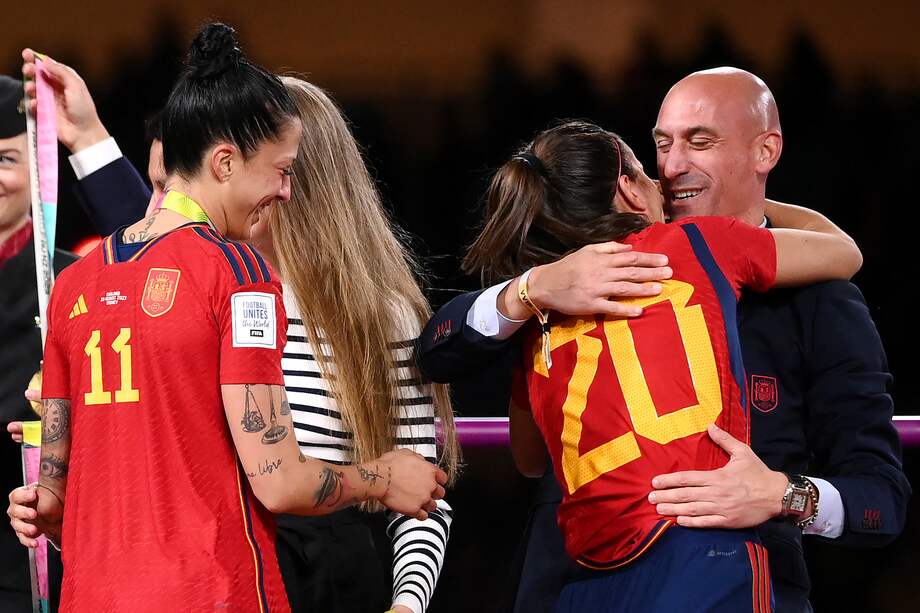 La defensora española #20 Rocío Gálvez es felicitada por el presidente de la Real Federación Española de Fútbol, ​​Luis Rubiales (R), junto a la española Jennifer Hermoso, después de ganar el partido de fútbol final de la Copa Mundial Femenina de Australia y Nueva Zelanda 2023 entre España e Inglaterra en el Estadio Australia en Sydney el 20 de agosto de 2023.