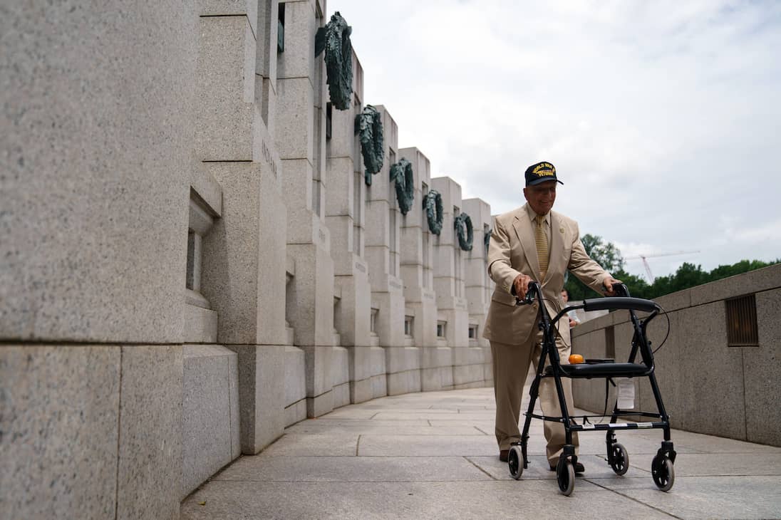 Washington (United States), 06/06/2024.- World War II veteran Frank Cohn after a service at the World War 2 memorial in Washington DC, United States, 06 June 2024. The commemorations marked the 80th anniversary of the D-Day landings that took place on 06 June 1944. (Estados Unidos) EFE/EPA/WILL OLIVER