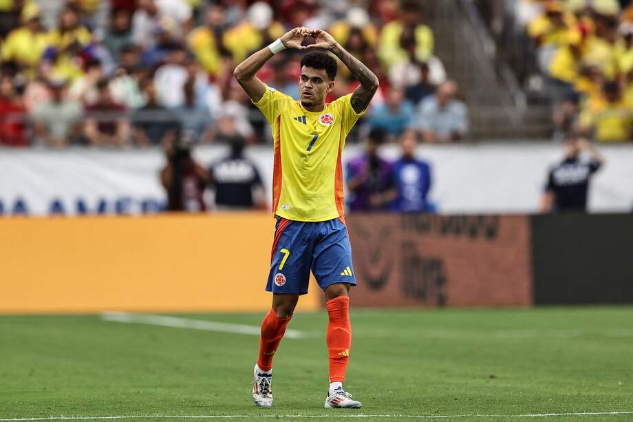 Luis Díaz de Colombia celebra luego de anotar el primer gol del equipo vía penal durante el partido del Grupo D de la CONMEBOL Copa América 2024 entre Colombia y Costa Rica en el State Farm Stadium el 28 de junio de 2024 en Glendale, Arizona.