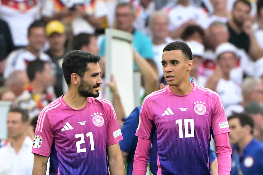 Ilkay Gundogan (izq.) y Jamal Musiala celebran después de ganar el partido de fútbol del Grupo A de la Eurocopa 2024 entre Alemania y Hungría.