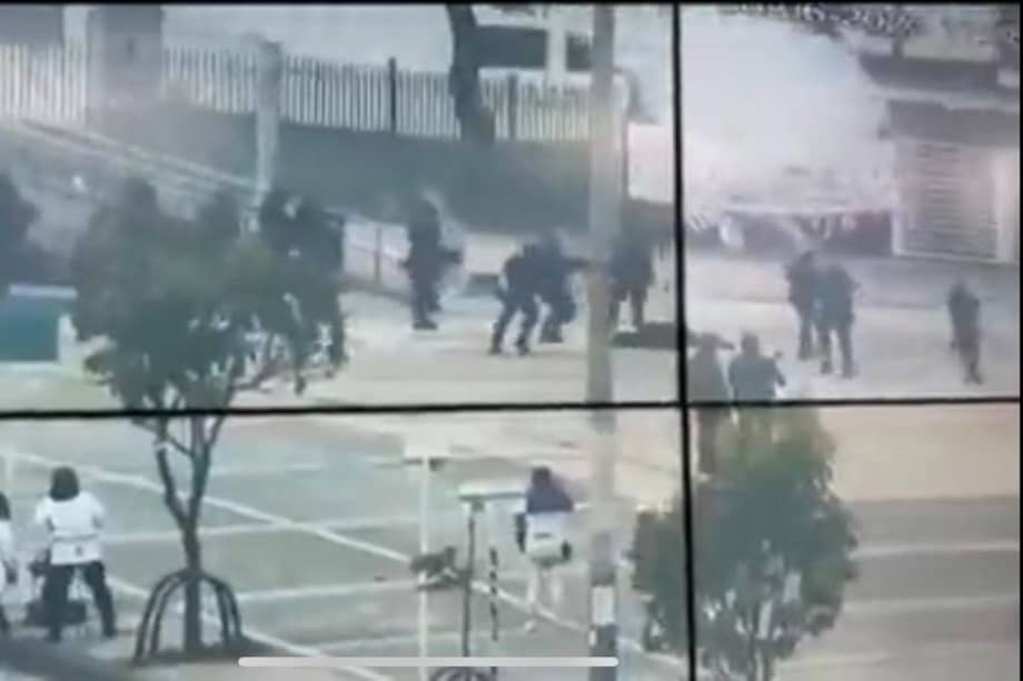 Encapuchados y Esmad protagonizan enfrentamientos frente a la Universidad Nacional.