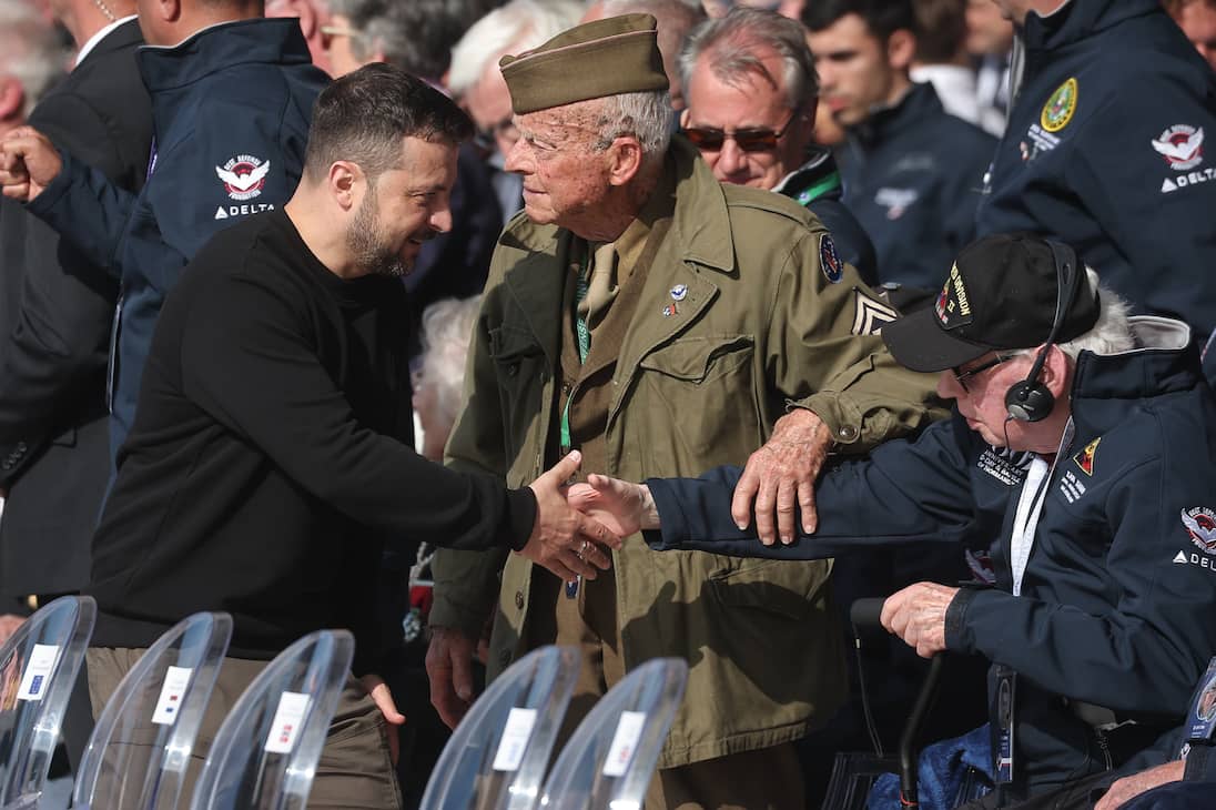 Saint-laurent-sur-mer (France), 06/06/2024.- Ukrainian President Volodymyr Zelensky (L) greets US veterans during the commemorative ceremony with dozens of heads of States and more than 200 veterans for the 80th anniversary of D-Day landings in Normandy at Omaha Beach, Saint-Laurent-sur-Mer, France, 06 June 2024. More than 160.000 Western allied troops landed on beaches in Normandy on 6 June 1944 launching the liberation of Western Europe from Nazi occupation during World War II. (Francia) EFE/EPA/CHRISTOPHE PETIT TESSON