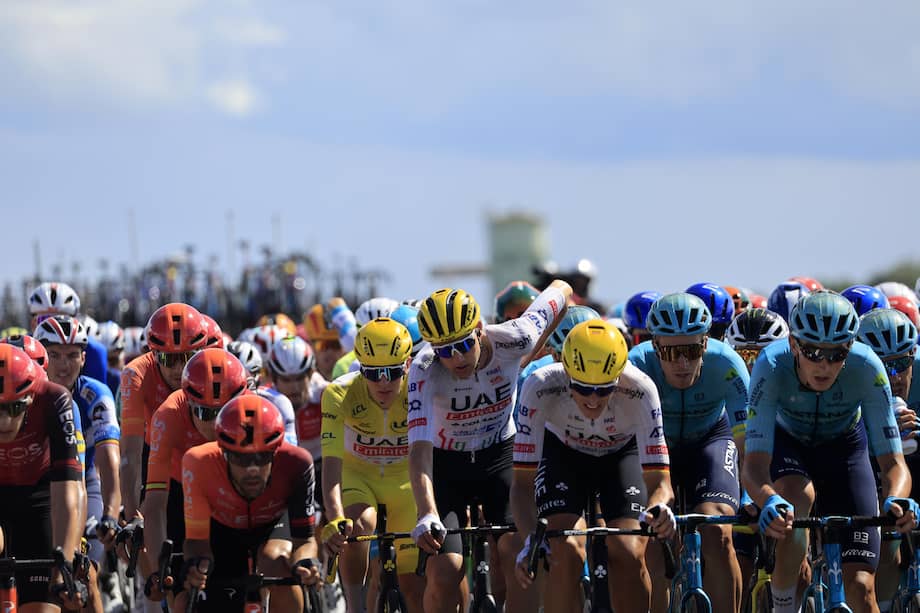 El ciclista esloveno de camiseta amarilla Tadej Pogacar (C-L) del equipo Emirates de los Emiratos Árabes Unidos en acción durante la sexta etapa de la carrera ciclista Tour de Francia 2024 de 163 km desde Macon a Dijon, Francia, el 4 de julio de 2024.