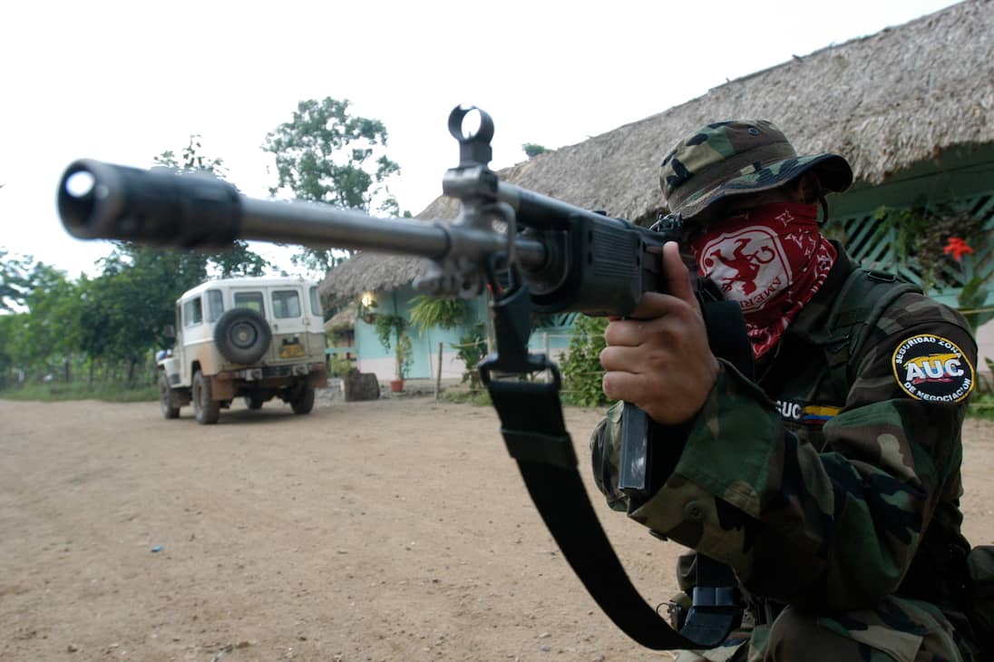 El primer bloque paramilitar en desmovilizarse fue el Bloque Cacique Nutibara bajo el mando de Diego Murillo Bejarano ‘Don Berna’, el 25 de noviembre del 2003 en Medellín, mientras que el último se dio en la región de Urabá, justo un mes antes de la reelección de Álvaro Uribe.