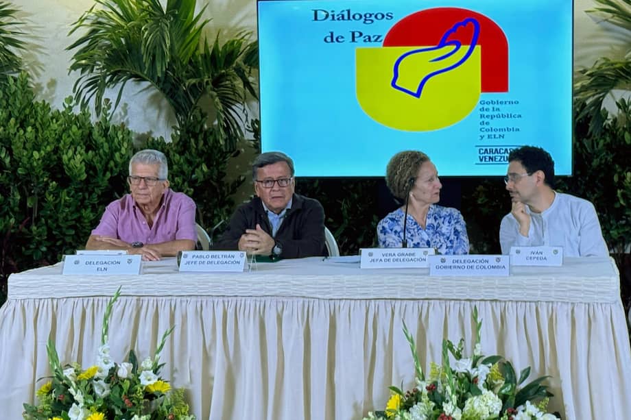 Los integrantes de los equipos de negociación del ELN y del gobierno de Colombia.
