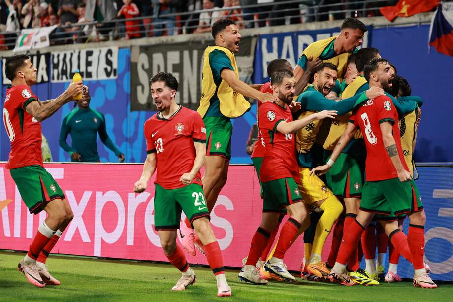 Los jugadores de Portugal celebran la ventaja de 2-1 durante el partido del grupo F de la UEFA EURO 2024 entre Portugal y la República Checa, en Leipzig, Alemania, el 18 de junio de 2024.
