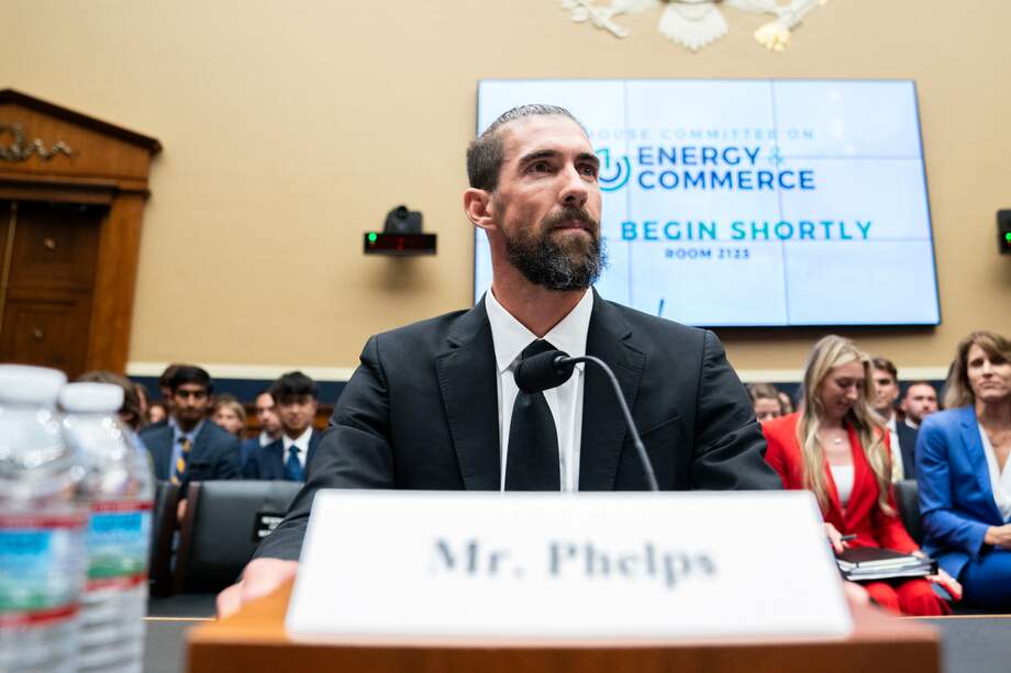 Michael Phelps, ex atleta olímpico, habla durante una audiencia del Subcomité de Supervisión e Investigaciones sobre el "Examen de las medidas contra el dopaje" en vísperas de los Juegos Olímpicos de 2024.
