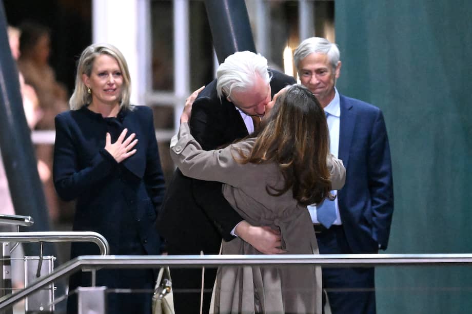 El fundador de WikiLeaks, Julian Assange, besa a su esposa, Stella Morris, al llegar al aeropuerto de Canberra en Australia.