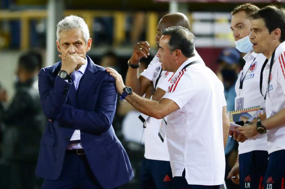 El entrenador Reinaldo Rueda (i) de Colombia al final del partido de las eliminatorias sudamericanas para el Mundial de Catar 2022 contra Venezuela.