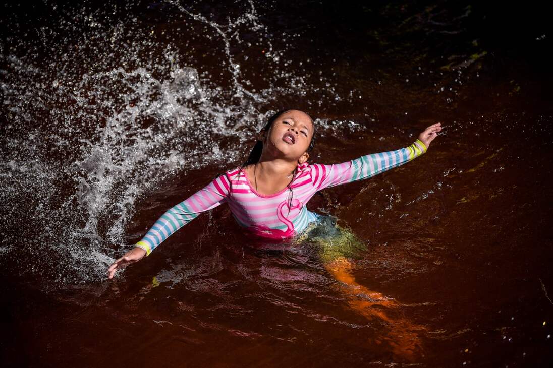Una niña se baña en Caño Sangre, ubicado a tres kilómetros de Mitú, capital de Vaupés. Es uno de los mayores atractivos del departamento: es un escenario natural de aguas rojizas, fruto de la vegetación que crece en el fondo del caño.