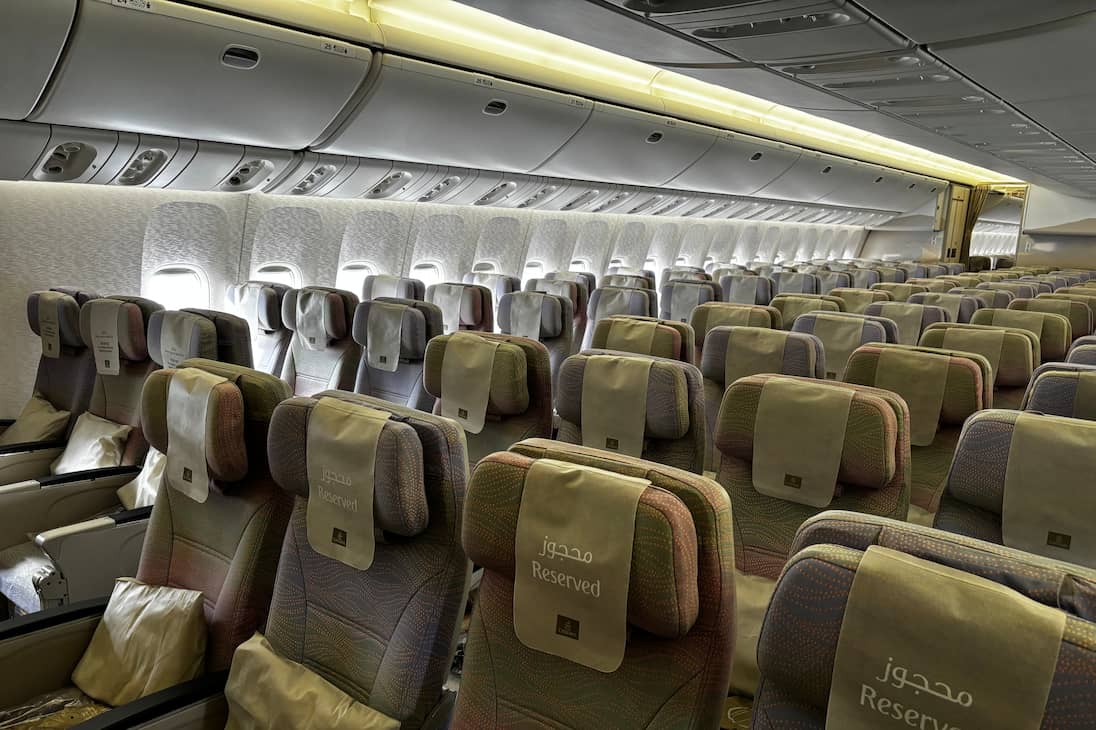 El avión cuenta con ocho suites privadas en primera clase, 42 asientos reclinables en clase ejecutiva y 304 asientos espaciosos en clase económica para el servicio diario.