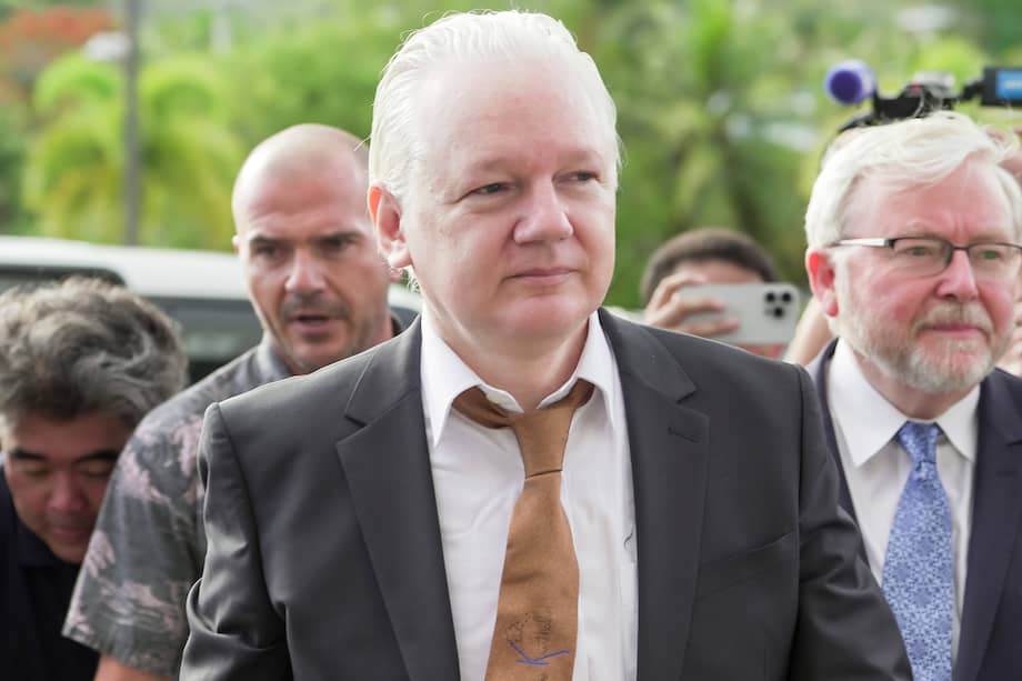 El fundador de WikiLeaks, Julian Assange, llega al Tribunal de Distrito de los Estados Unidos para las Islas Marianas del Norte en la isla de Saipan en las Islas Marianas del Norte, una comunidad de los Estados Unidos, el 26 de junio de 2024.
