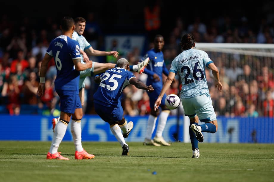 Moisés Caicedo del Chelsea anota el gol 1-0 desde larga distancia durante el partido de fútbol de la Premier League inglesa entre el Chelsea FC y el AFC Bournemouth en Londres, Gran Bretaña, el 19 de mayo de 2024.