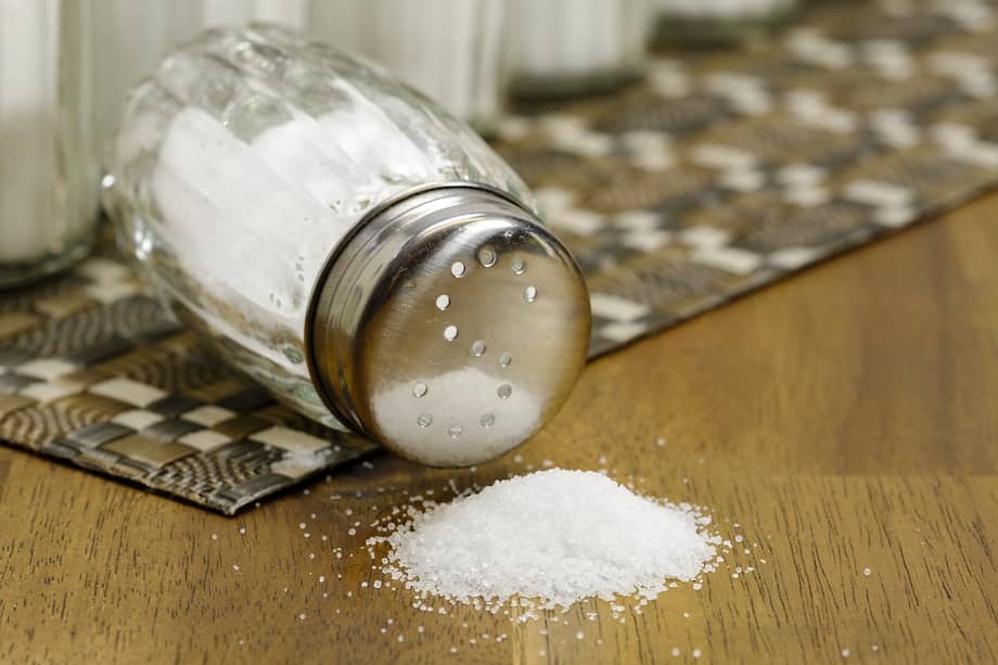 La sal, en efecto, es altamente efectiva contra las babosas debido a su efecto deshidratante. Sin embargo, es importante reconocer que esta práctica, aunque eficaz, plantea dilemas éticos y ecológicos