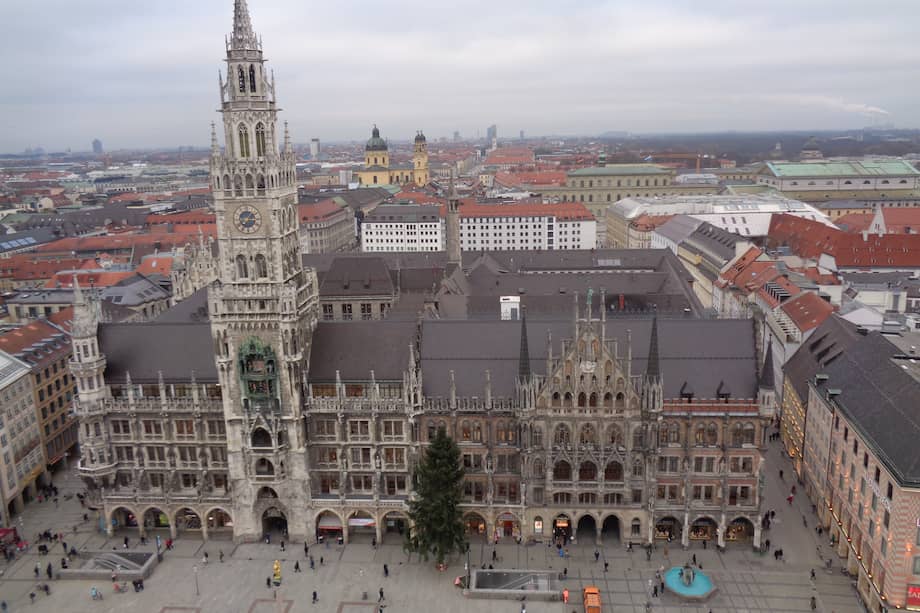 Luego de subir 306 escalones, desde la torre de San Pedro se obtiene una de las mejores vistas del casco histórico. Vista sobre Neues Rathaus y Marienplatz.