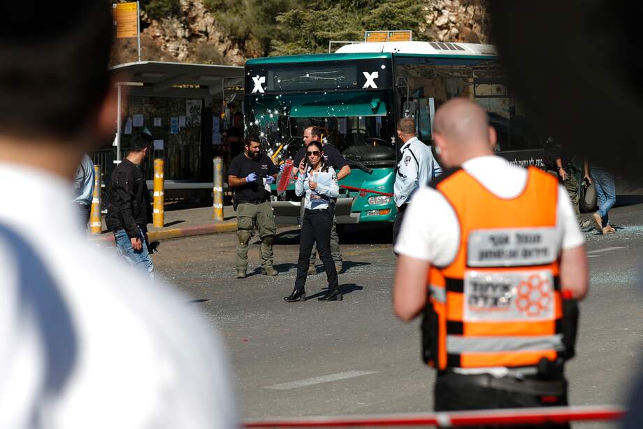 Las fuerzas de seguridad israelíes se encuentran cerca de un autobús dañado, luego de que tomara lugar una explosión en un paradero de Ramot Junction, cerca de Jerusalén. 