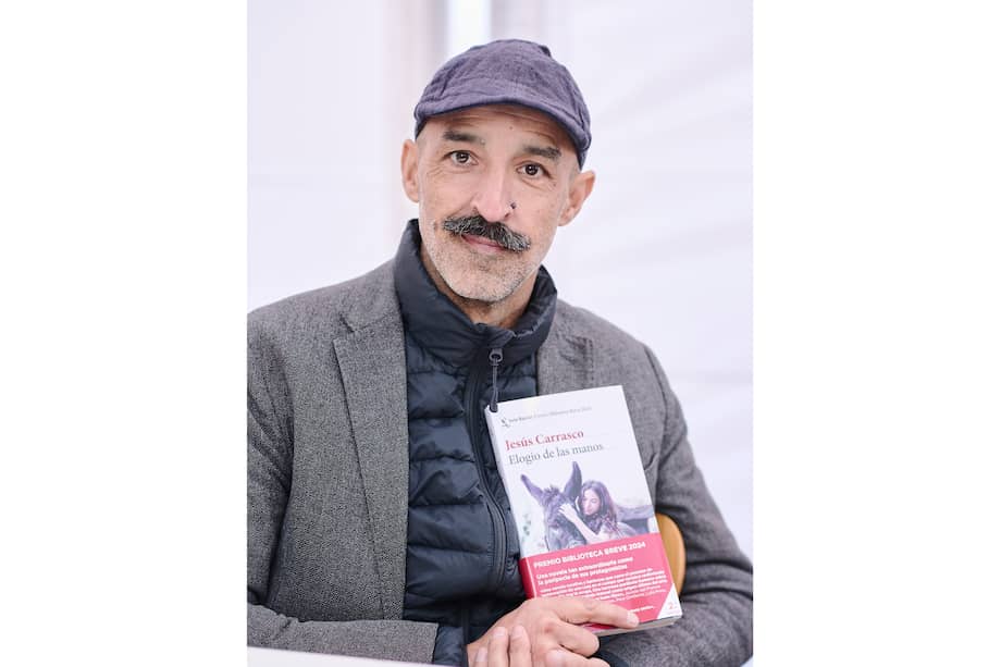 Jesús Carrasco nació en Olivenza, Badajoz, en 1972. Ha escrito los libro "Intemperie" (2013), "La tierra que pisamos" (2016) y "Llévame a casa" (2021).