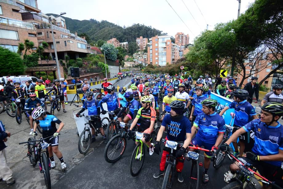Cada vez más ciclistas aficionados salen a rodar por los alrededores de Bogotá.